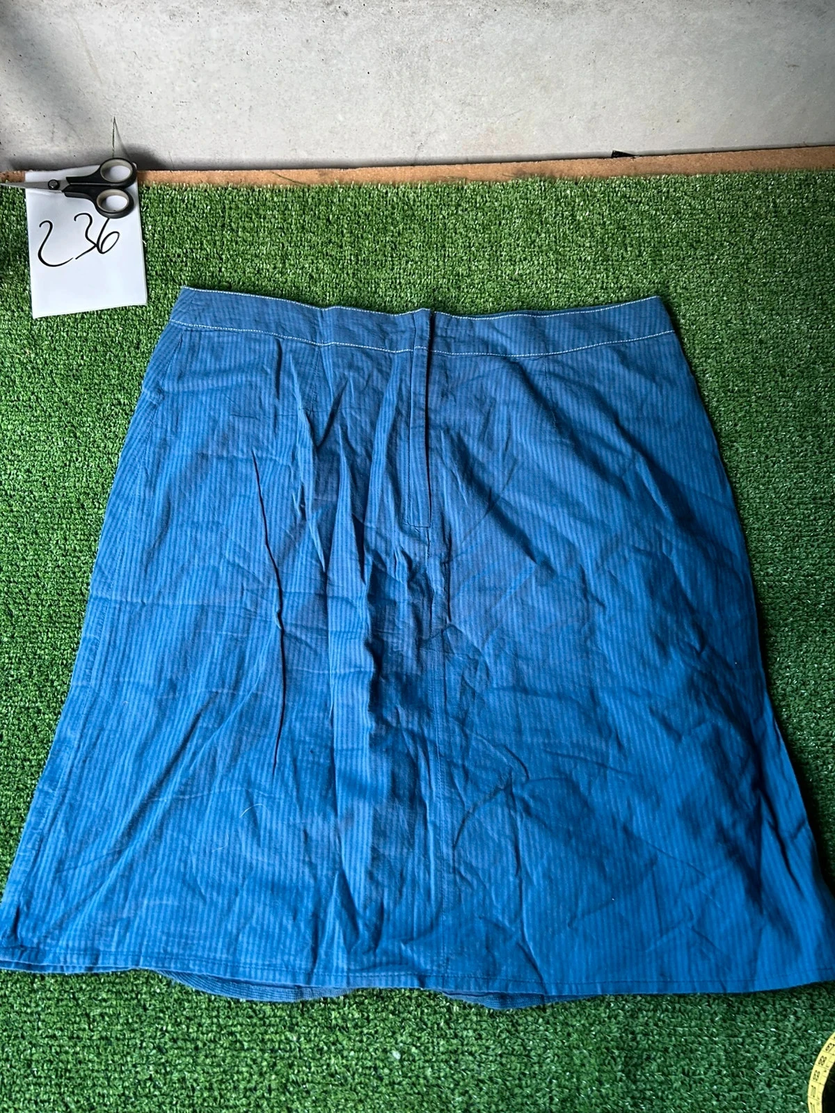 Marineblauwe rok met vintage Figure Libre-motief – photo 7